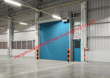 Chiny Izolowane fabryczne bramy rolowane Drzwi garażowe przemysłowe Podnoszenie do magazynowego użytku wewnętrznego i zewnętrznego dostawca