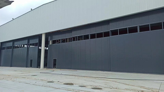 Chiny Zaprojektowane jednokierunkowe drzwi hangaru lotniczego Typowy projekt z furtką dostawca