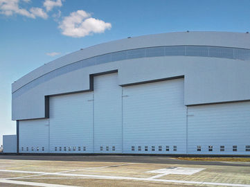 Chiny Prefab Curve System dachowy Stalowe Hangary Samolotowe Z Drzwi Przesuwne Elektryczne dostawca