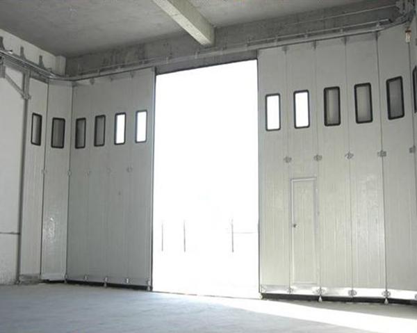 Boczne przesuwne izolowane drzwi garażowe 25m / S z wizyjnymi oknami i furtką 0